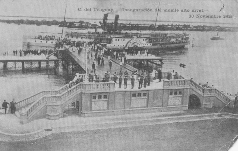 El faro y los muelles de Alto Nivel del "Puerto Nuevo"