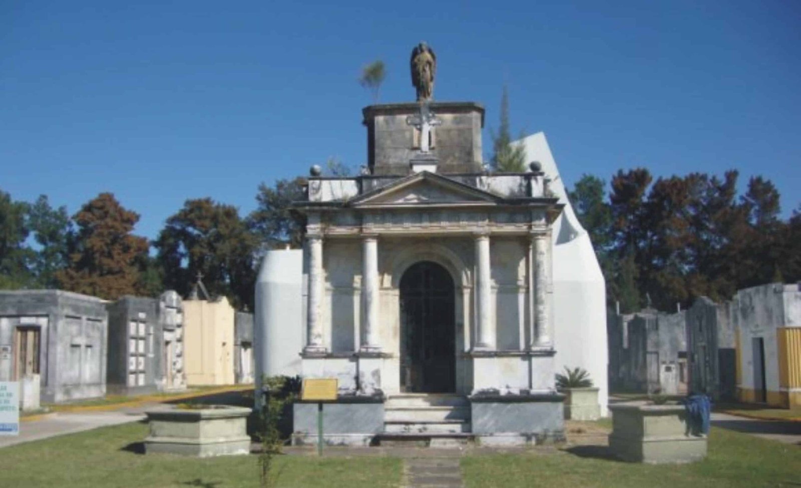 ¿Quién diseño y construyó el panteón de Dolores Costa en el cementerio de C. del Uruguay?
